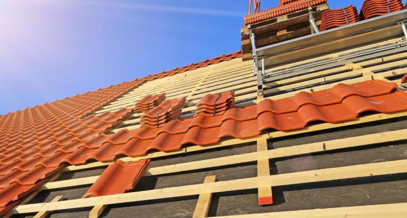 R&eacute;nover la couverture d'un b&acirc;timent class&eacute; pr&egrave;s de N&icirc;mes demande un savoir-faire particulier
